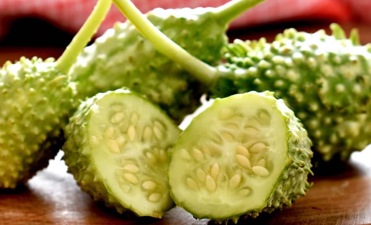 Fruto de maxixe partido ao meio