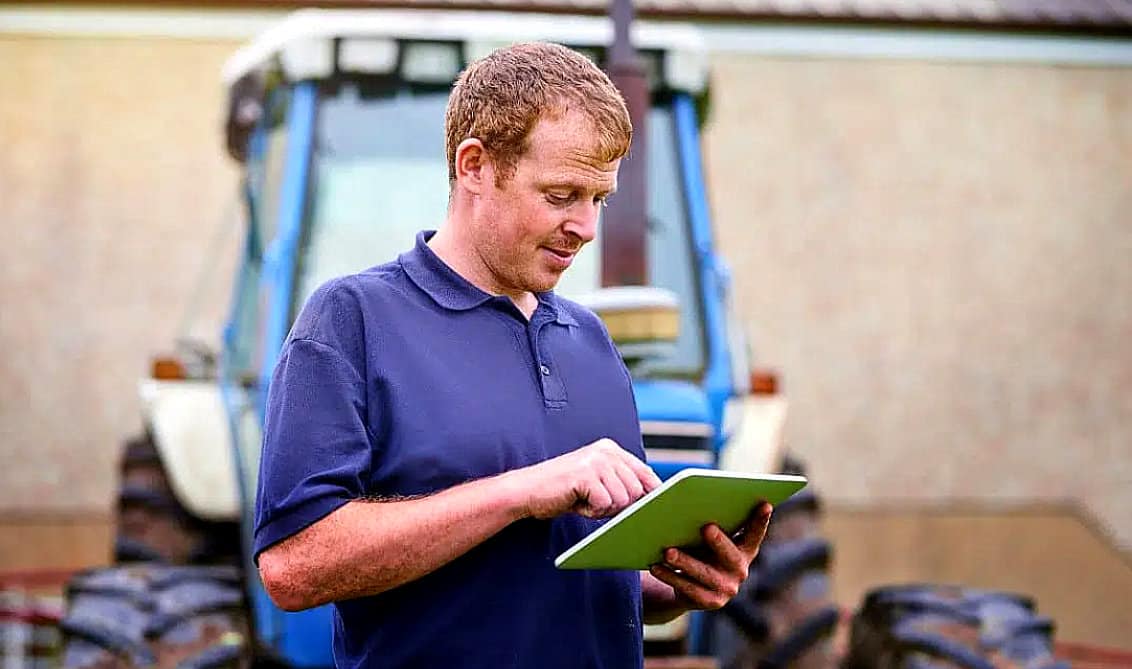 Produtor rural acompanhando variação de preços