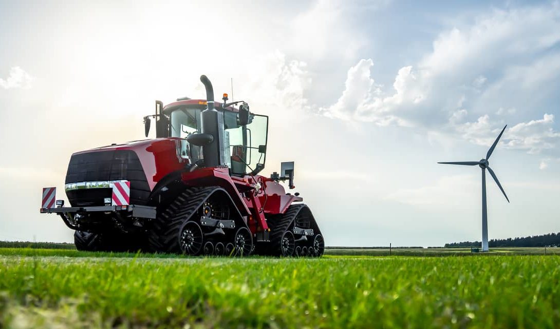 Trator agrícola com rodado tipo esteira em campo