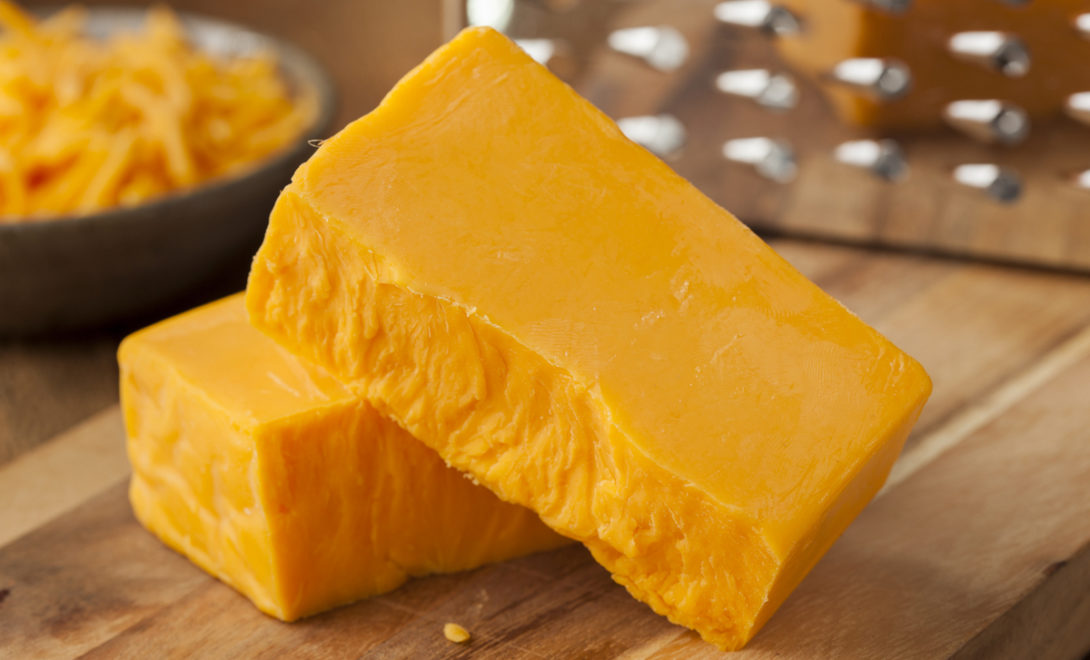Queijo cheddar com sua coloração alaranjada
