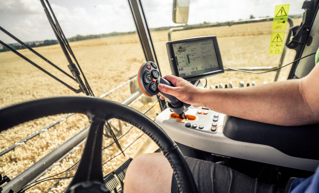 Computador de bordo sendo utilizado em uma máquina agrícola