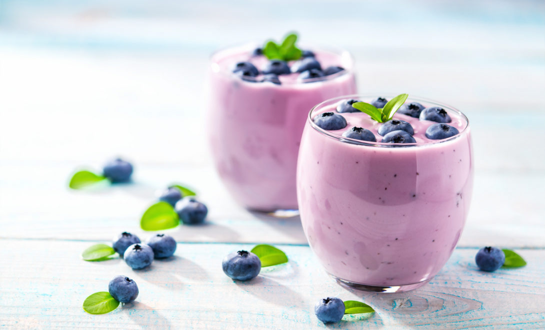 Copos de vitamina feita com mirtilo