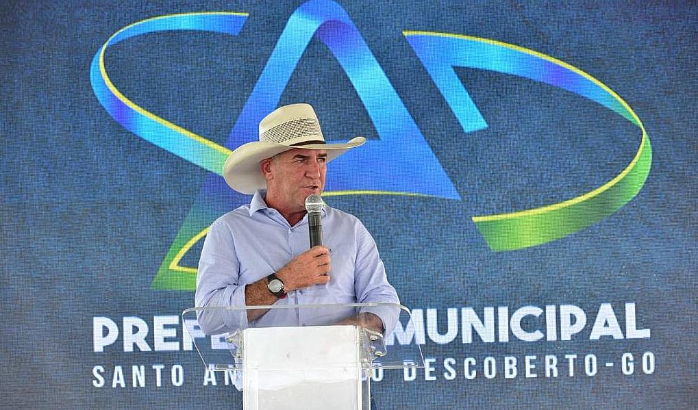 Prefeito durante inauguração da ENEL