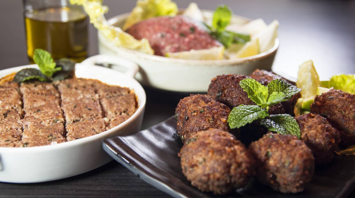 Culinária libanesa com quibe cru e frito