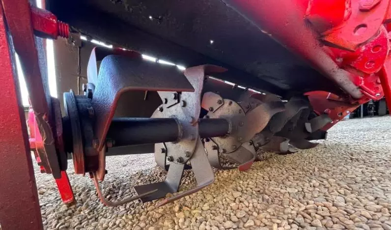 Detalhe das lâminas da enxada rotativa