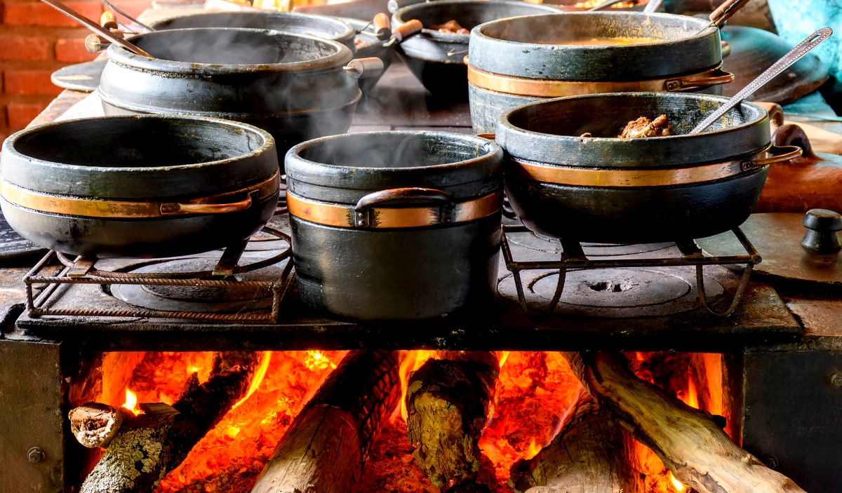 Preparar a comida no fogão a lenha