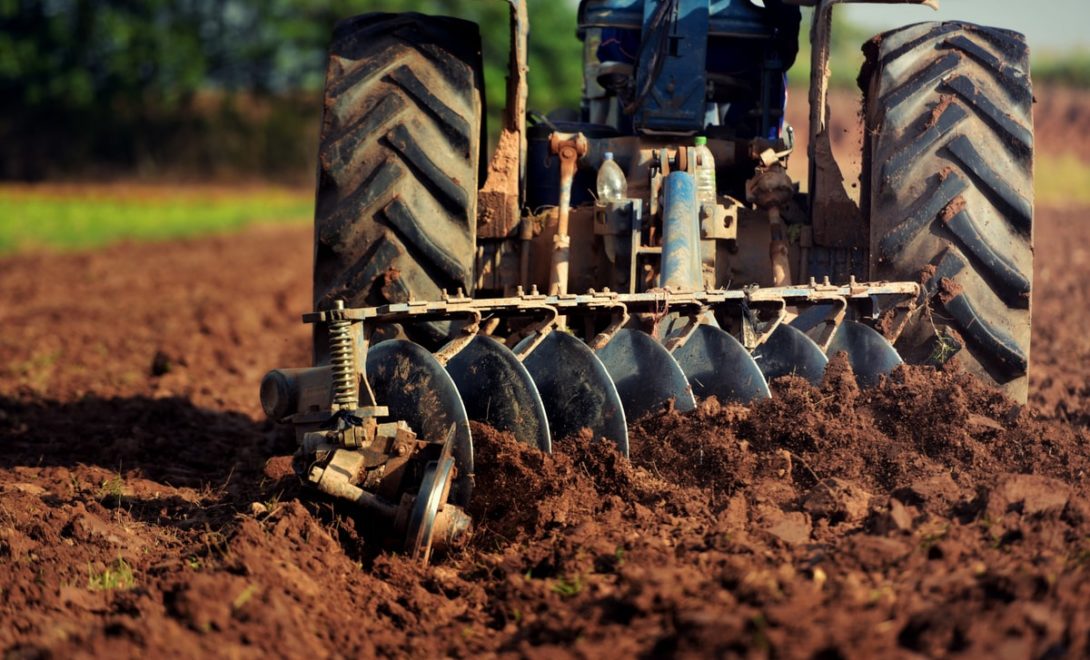 Arado de disco liso em operação de preparo de solo; um dos implementos agrícolas mais utilizados