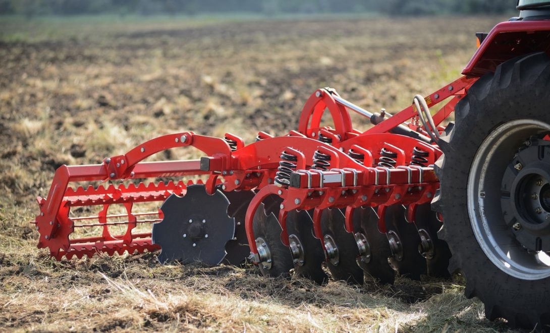 Grade aradora e niveladora; um dos implementos agrícolas usados no preparo de solo