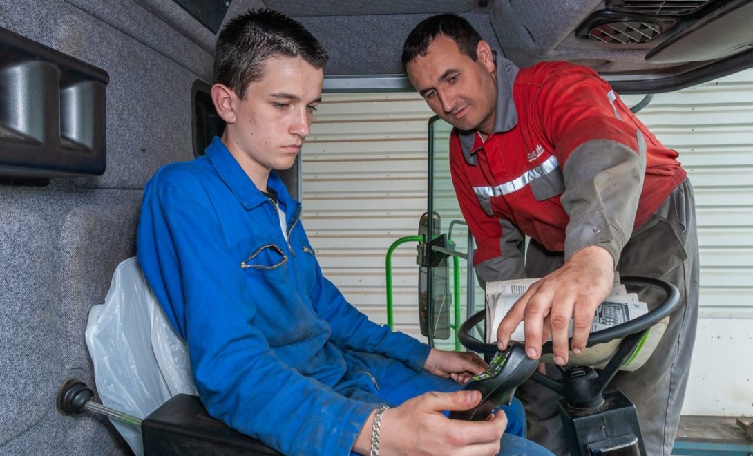 a NR 12 exige que o trabalhador receba treinamento para manusear máquinas e equipamentos