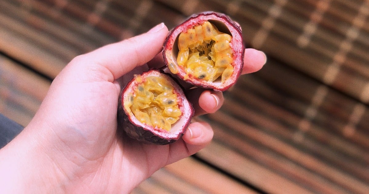 Maracujá roxo cortado ao meio, um dos tipos de maracujá