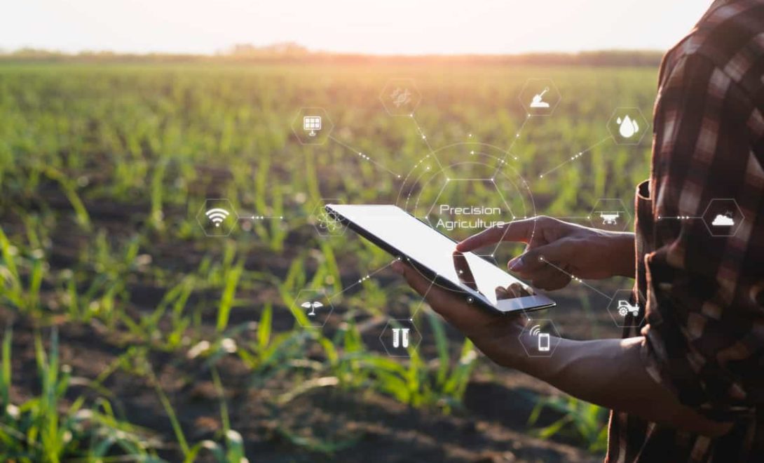 Produtor rural controlando o manejo da lavoura através de tablet