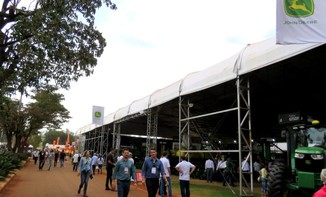 Estande da John Deere na Agrishow, com vários lançamentos de máquinas agrícolas.
