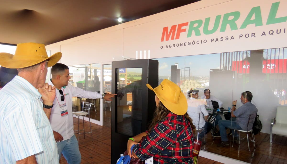 Visitantes conhecendo a plataforma MF Rural na Agrishow