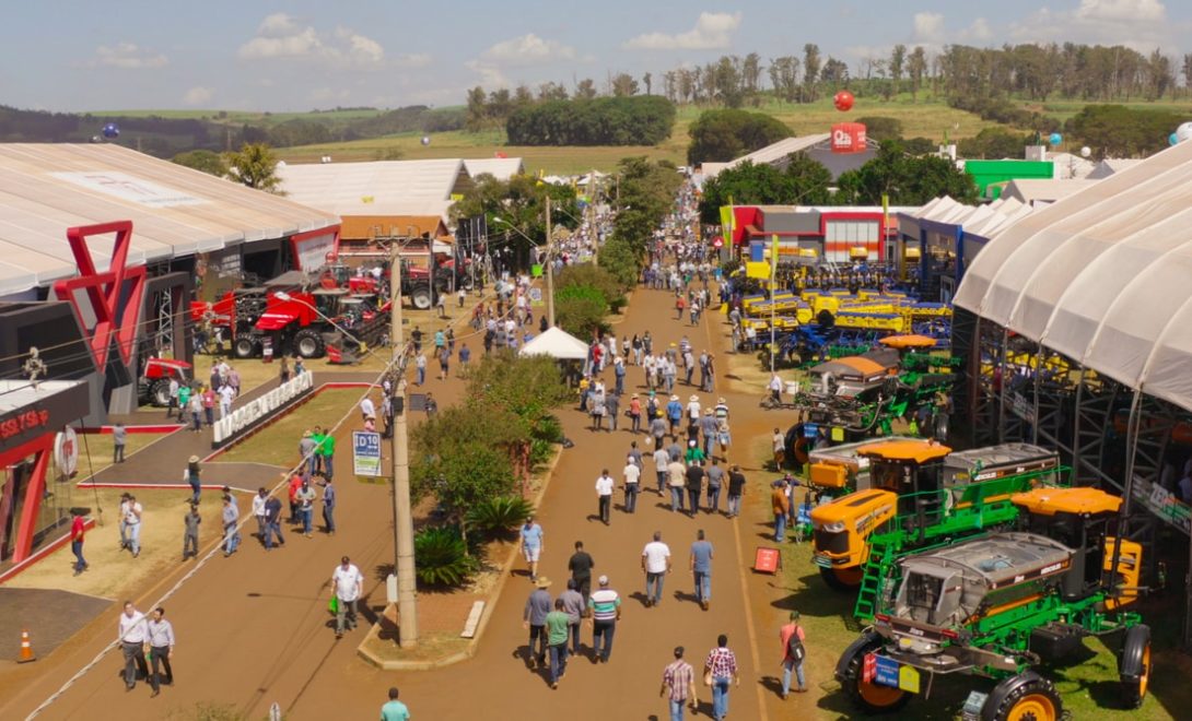Estandes com lançamentos de máquinas agrícolas.