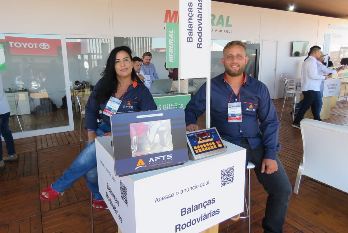Equipe apresentando o produto da Balanças