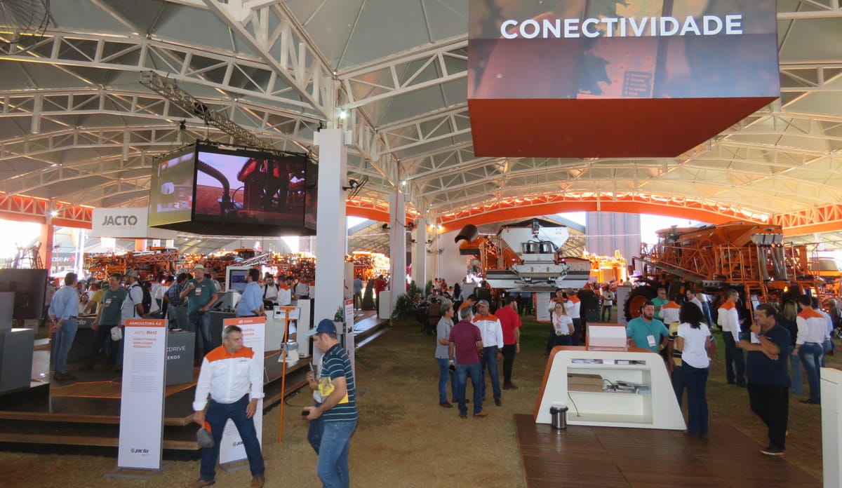 Movimentação dos estandes na Agrishow