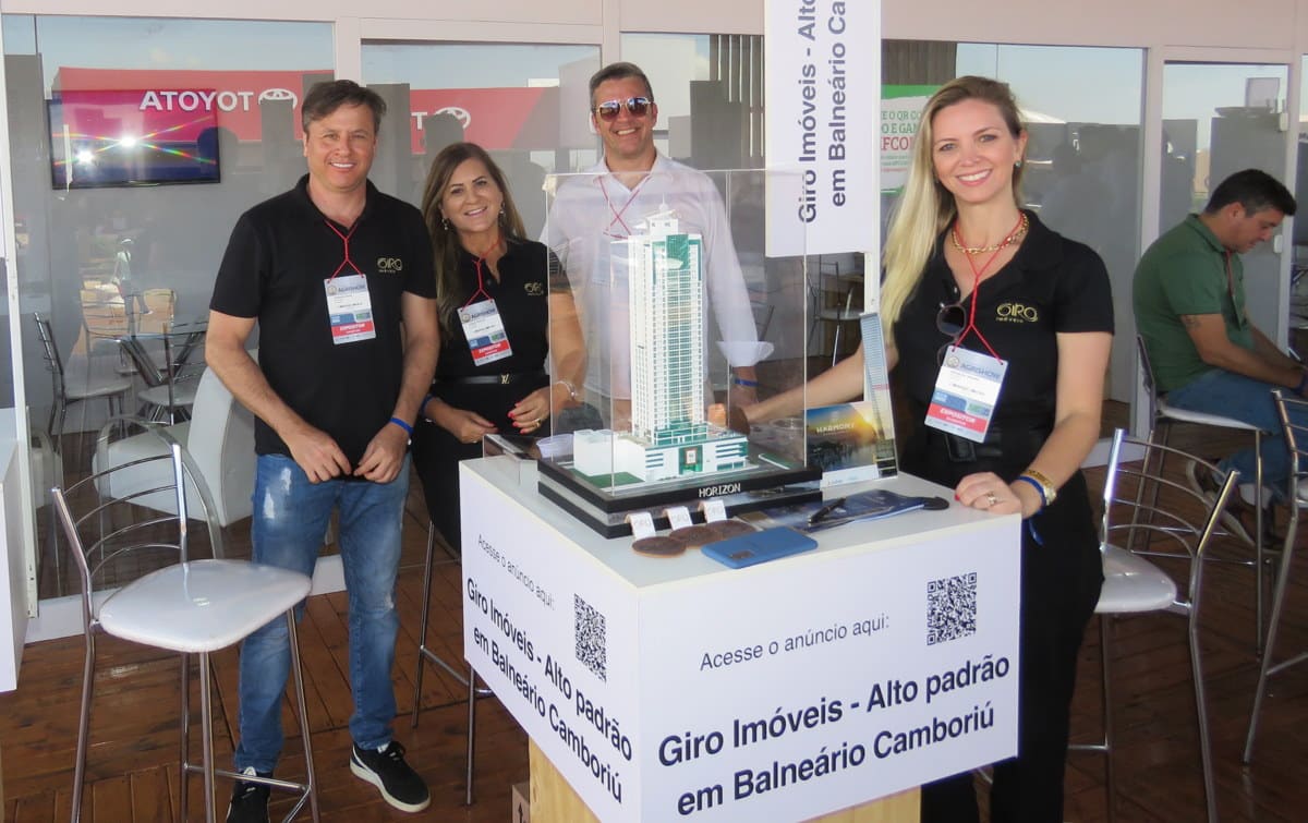 Equipe com a maquete de um dos prédios em lançamento no MF Rural da Agrishow