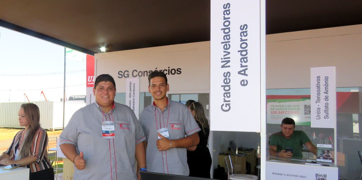 Equipe da Paraná Agrícola durante atendimento