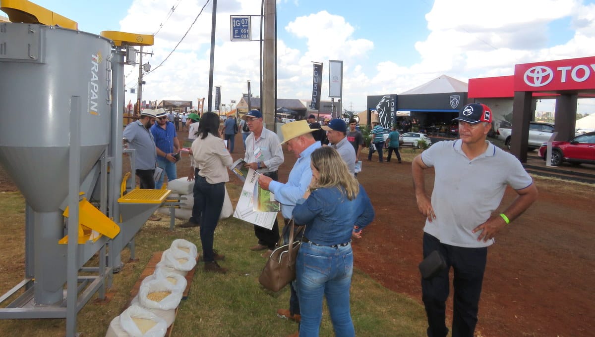 Visitantes conhecendo produtos dos parceiros no estande MF Rural na Agrishow