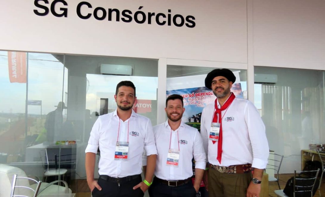 Equipe da SG Consórcios no estande