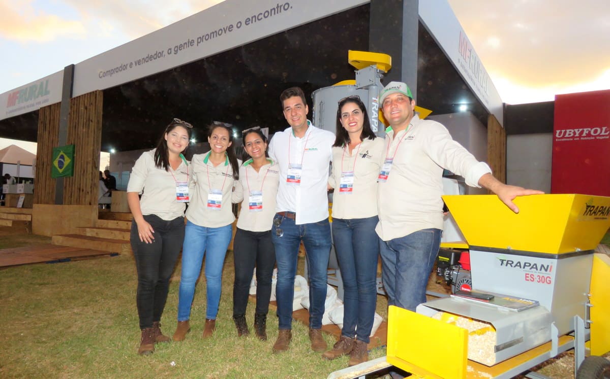 Equipe da Trapani no estande MF Rural na Agrishow