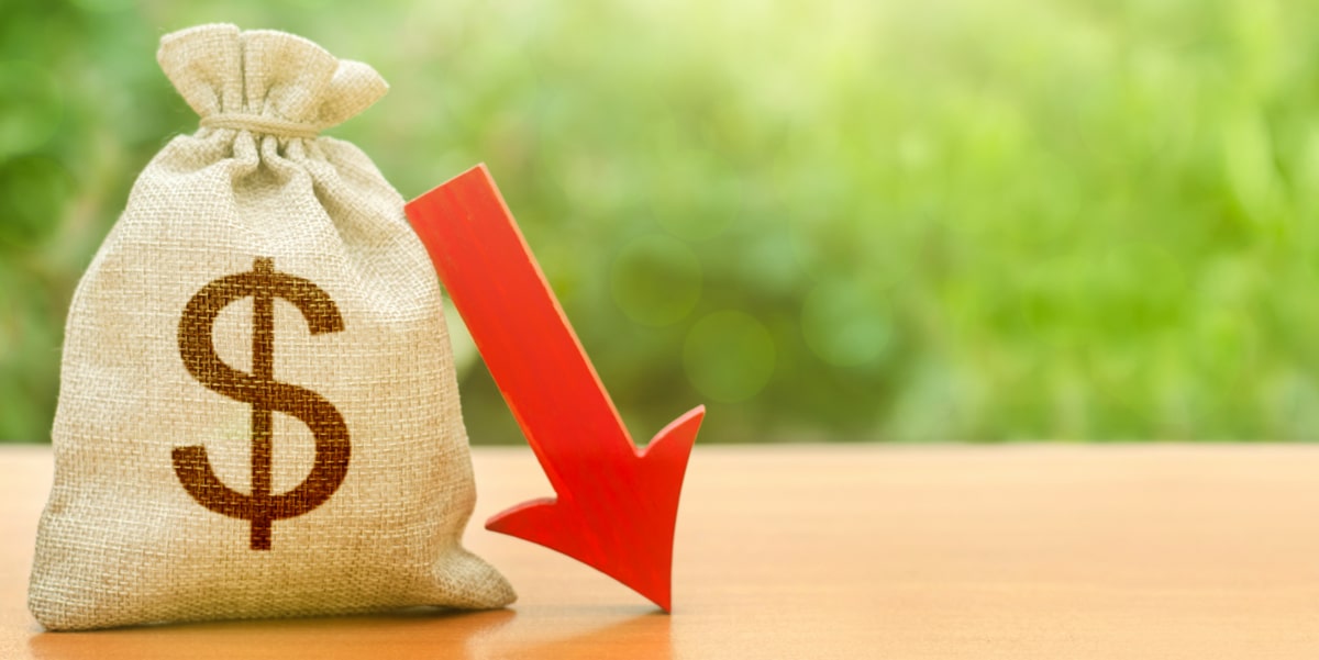 Pacote com símbolo $ e seta vermelha para baixo, representando queda de faturamento