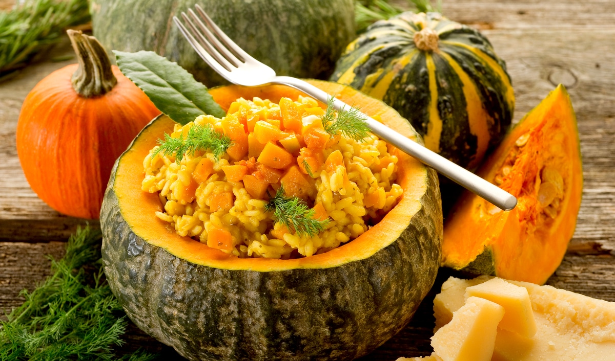 Abóbora sendo utilizada como cumbuca para receita com arroz, abóbora e ervas