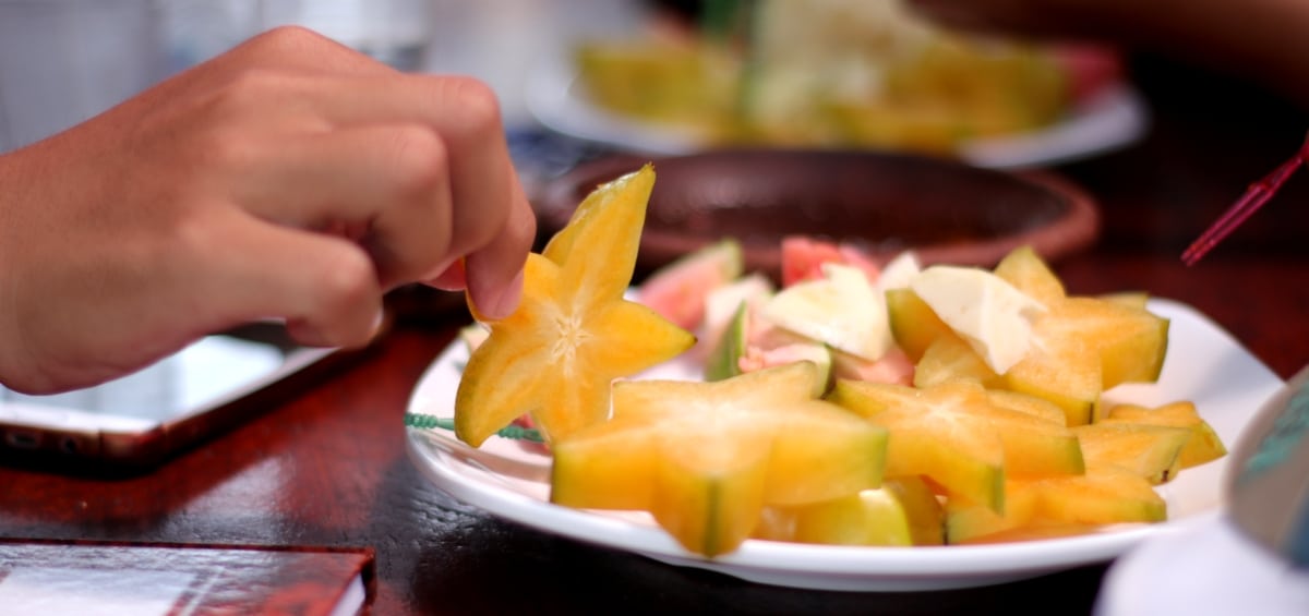 Carambola cortada em fatias com formato de estrela