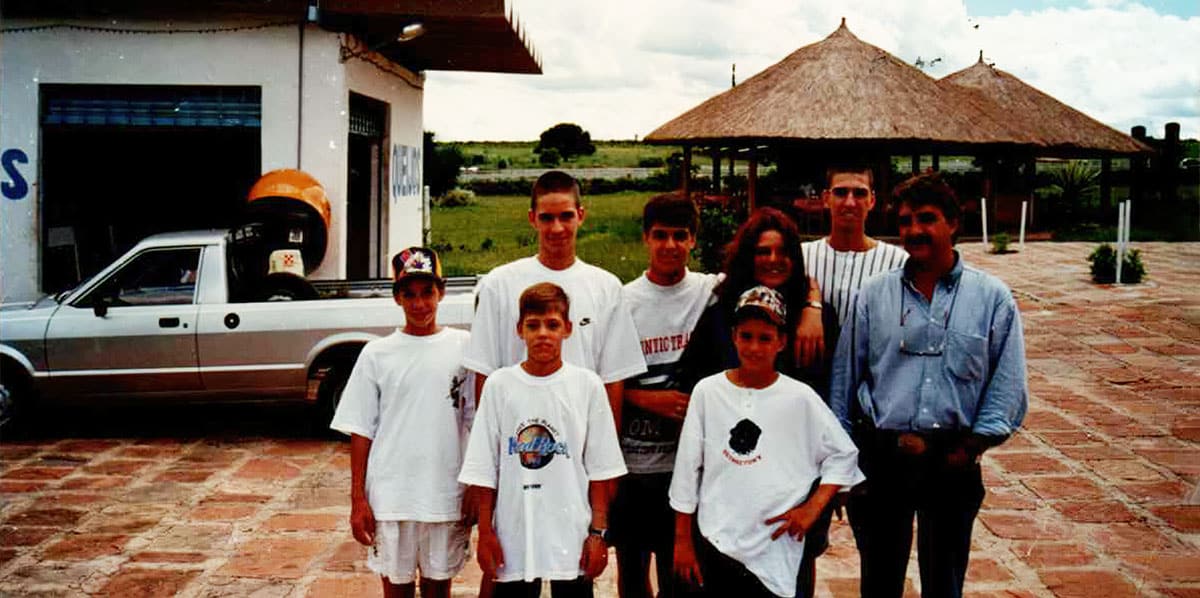 Família Lucas no laticínio na cidade de Garça, São Paulo.