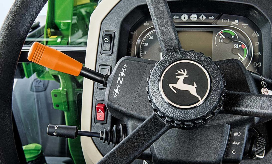 Volante de trator com reversor eletro-hidráulico.