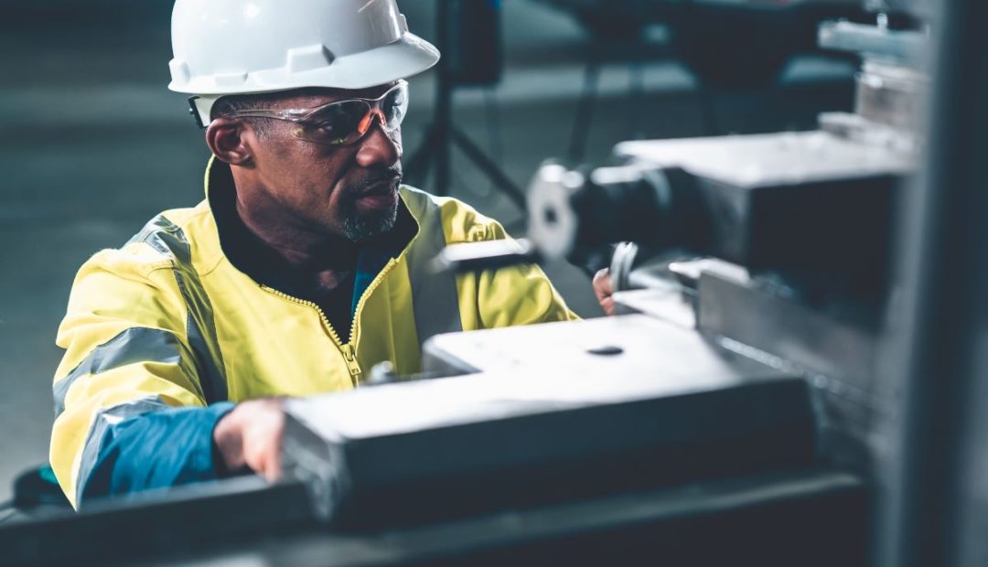 Técnico de segurança do trabalho com vestimenta própria amarela e capacete de segurança.