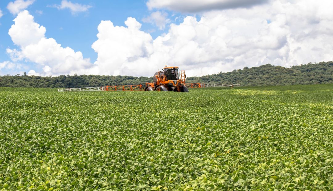 Pulverizador autopropelido em campo de soja