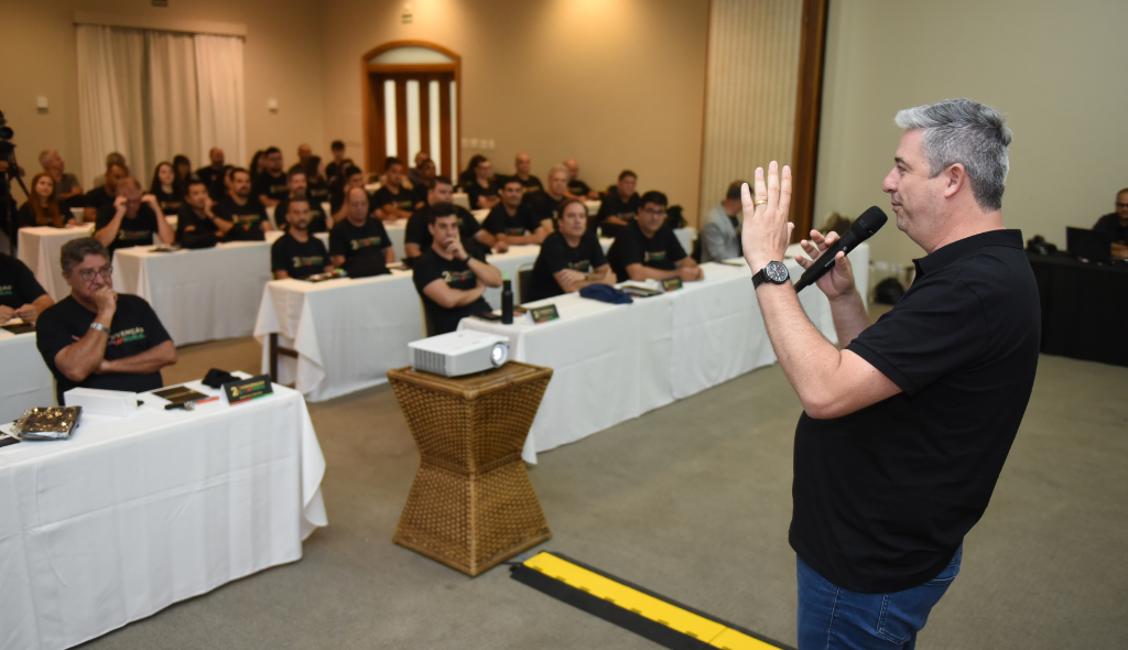 Rodrigo Ferreira palestrando na 2ª Convenção do MF Rural com plateia sentada às mesas assistindo.