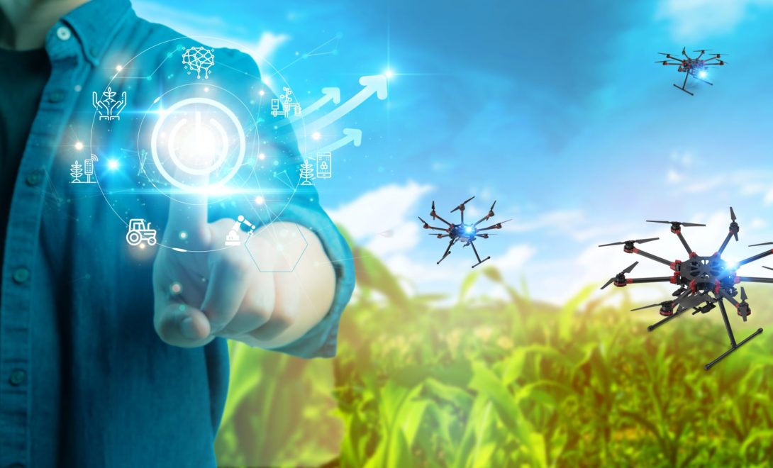 Homem apontando o dedo e clicando em imagem azul representando ciclo tecnológico da agricultura.

