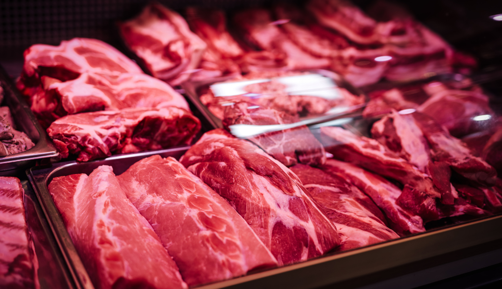 Cortes de carne vermelha contidas em bandejas.