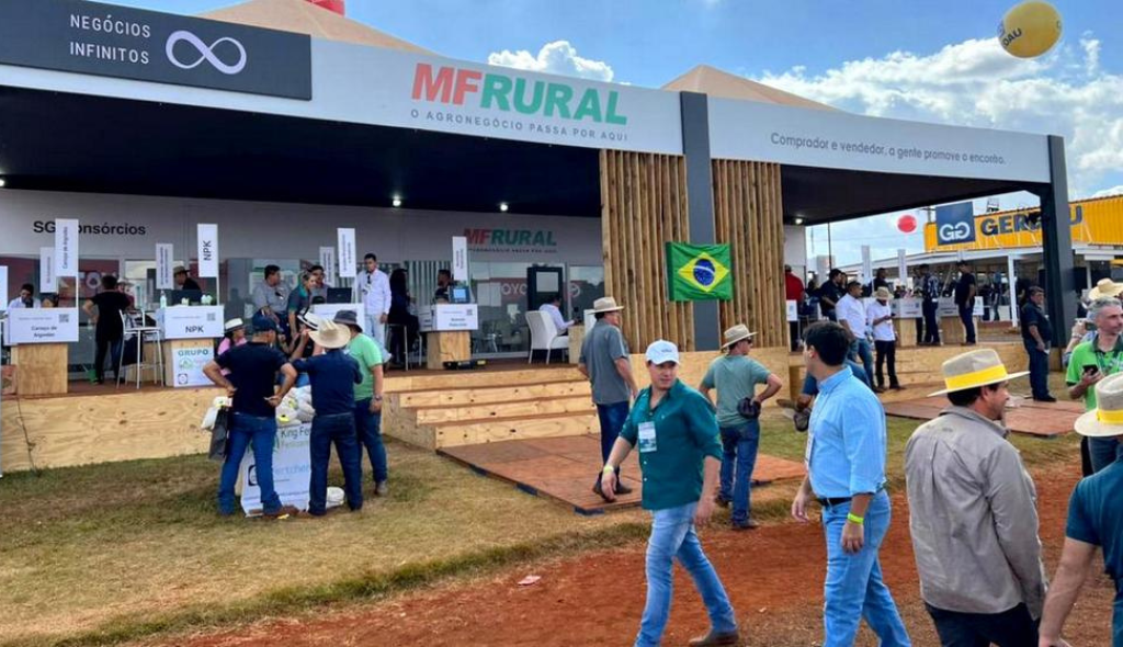 Fachada do estande MF Rural na Agrishow 2022 com movimentação de pessoas ao redor.