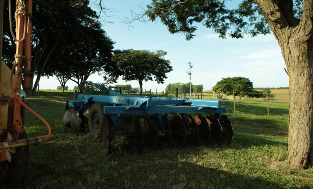 Grade estacionada em fazenda