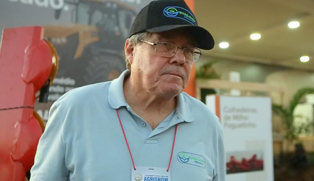 Empresário Oracílio Martins em frente ao estande do MF Rural na Agrishow 2023