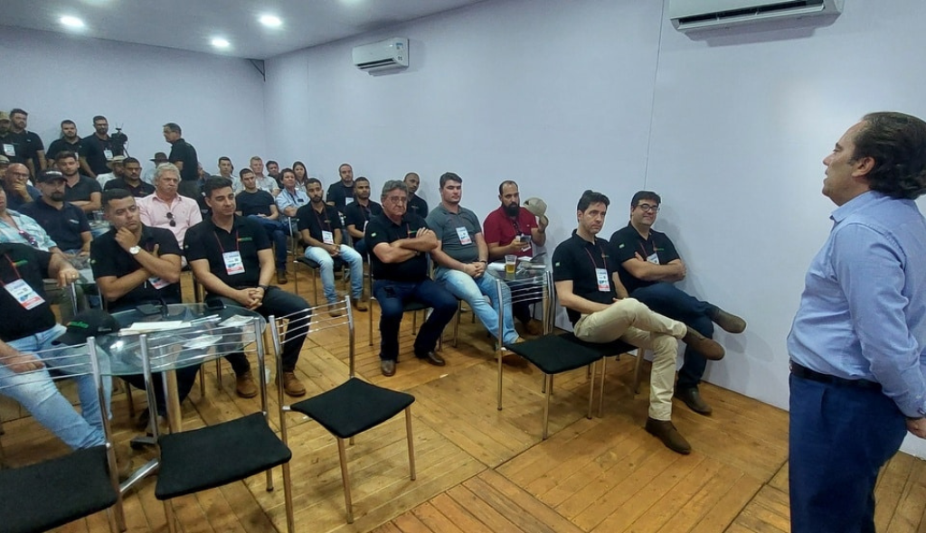 Palestra do ex-presidente da CEF, Pedro Guimarães, no interior do estande do MF Rural na Agrishow 2023, com público assistindo
