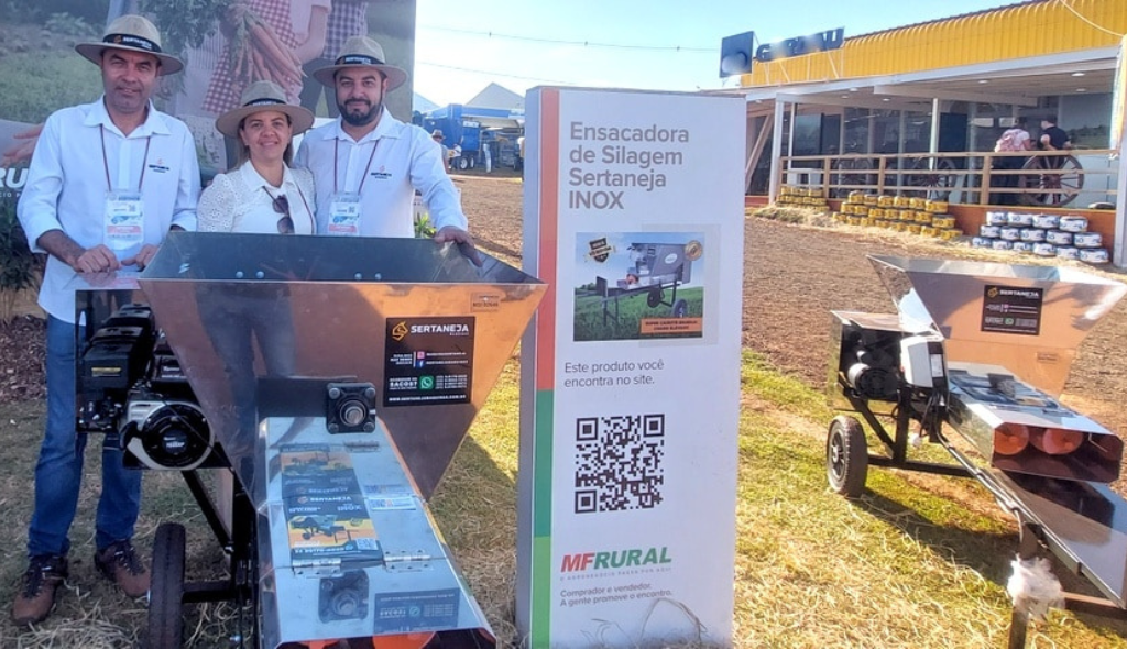 Paulo Barbosa e equipe ao lado do totem e produtos expostos no estande do MF Rural na Agrishow 2023