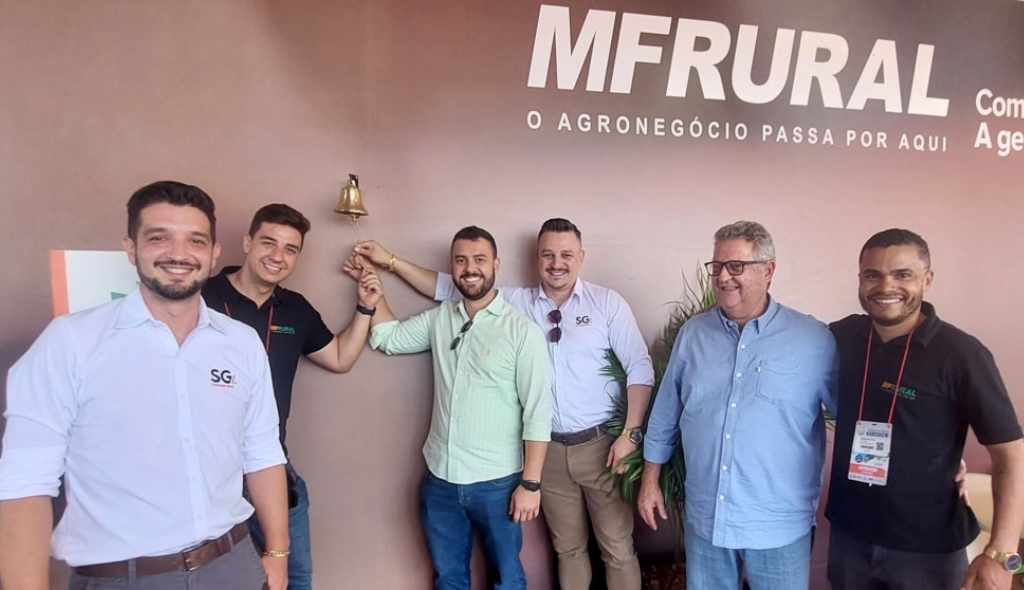 Sino sendo tocado na Agrishow/2023 por novos clientes, acompanhados de colaboradores do MF Rural