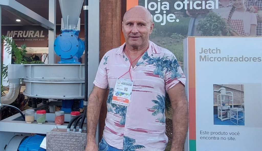 Otair Moya da Jetch Micronizadores ao lado de equipamento exposto no estande do MF Rural durante a Agrishow/2023