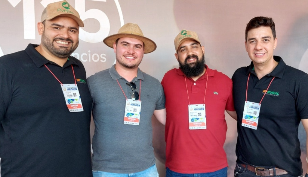 Expositores acompanhados de colaborador e diretor no estande do MF Rural