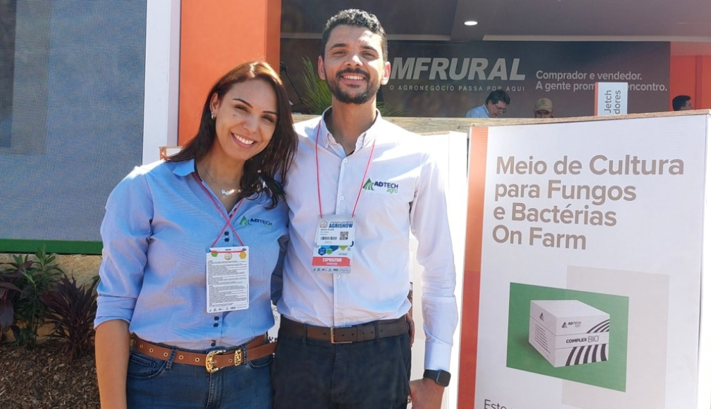 Adivá Filho da Adetec ao lado de totem expositor no estande do MF Rural na Agrishow/2023