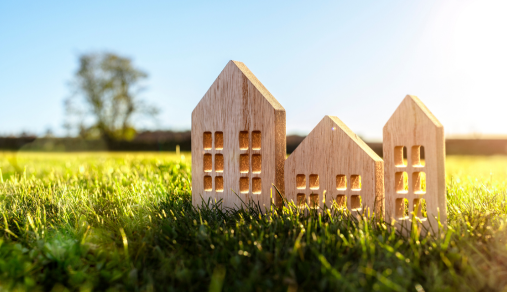 Casas de madeira em miniatura em meio a grama