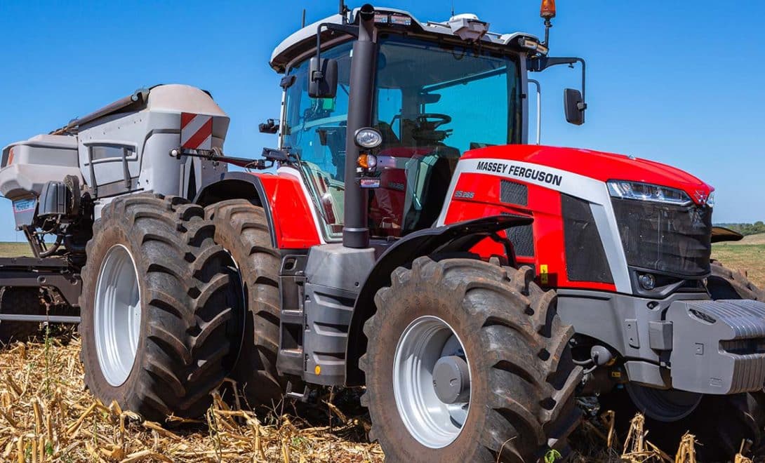 Trator Massey Ferguson com implemento em campo