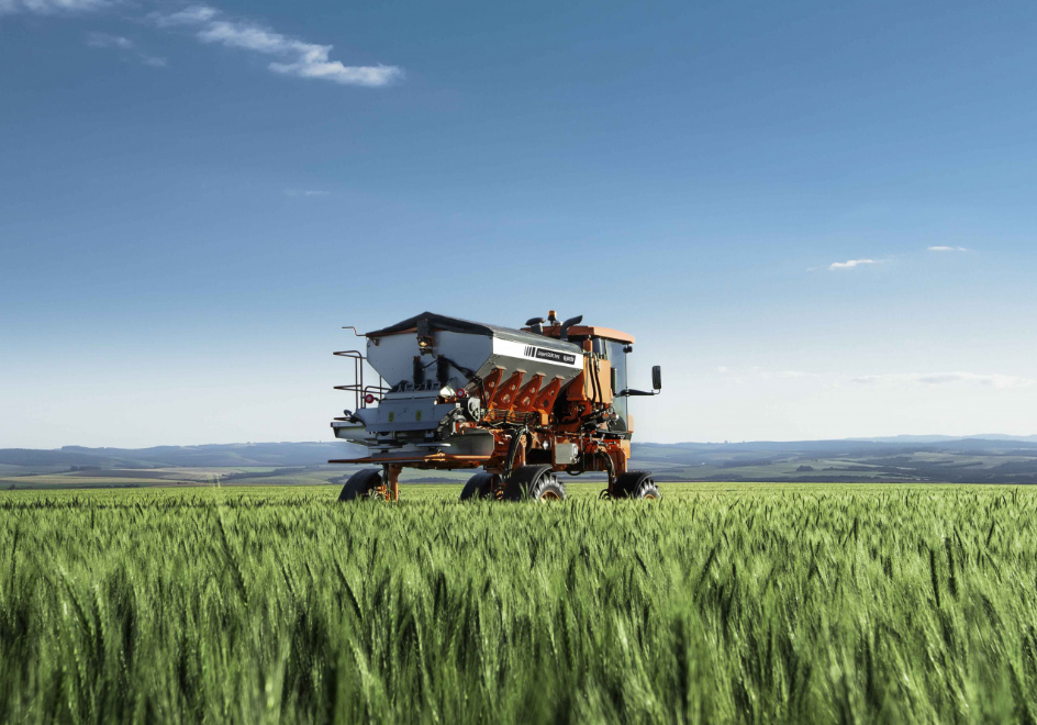 Distribuidor de fertilizante autopropelido em campo de trigo
