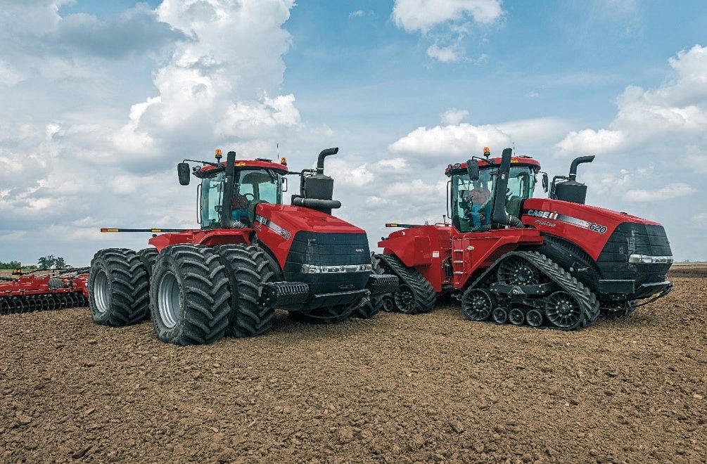 Dois tratores modelo Steiger 620 da Case IH em campo