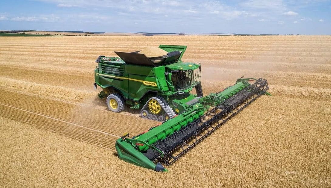 Colhedora John Deere em operação