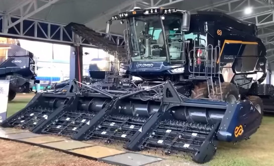 Colhedora de amendoim automotriz MIAC Colombo exposta na Agrishow 2023